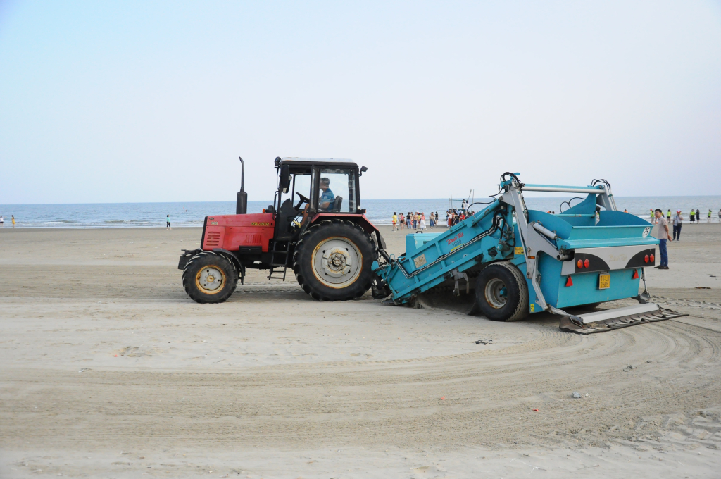 Ban quản lý khu du lịch Trà Cổ được trang bị 1 xe cào ốc thường xuyên hoạt động để làm sạch khu vực bãi biển trung tâm Khu du lịch Trà Cổ