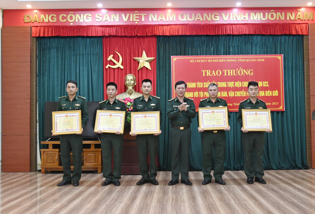 Đại tá Lê Xuân Men, Chính ủy BĐBP tỉnh đã tặng thưởng Bằng khen của UBND tỉnh cho 5 cá nhân có thành tích xuất sắc trong chuyên án.