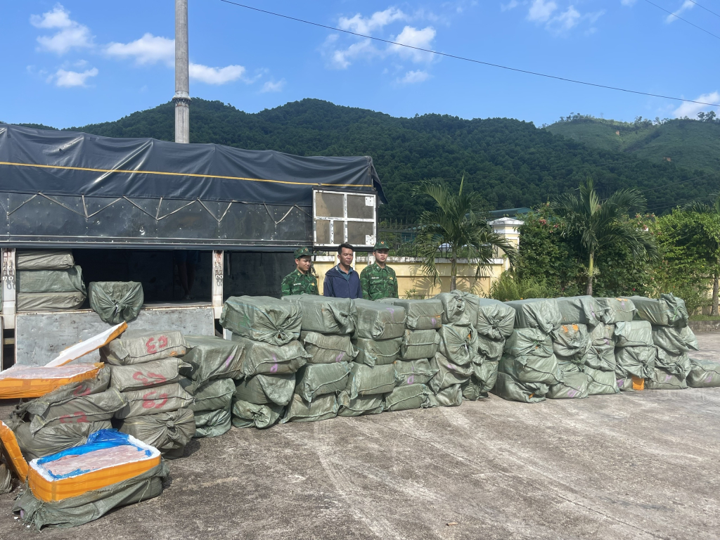 Đồn BP Quảng Đức bắt giữ đối tượng tập kết, vận chuyển trái phép hơn 5 tấn nầm lợn đông lạnh tại khu vực biên giới bản Vắn Tốc, xã Quảng Đức, huyện Hải Hà