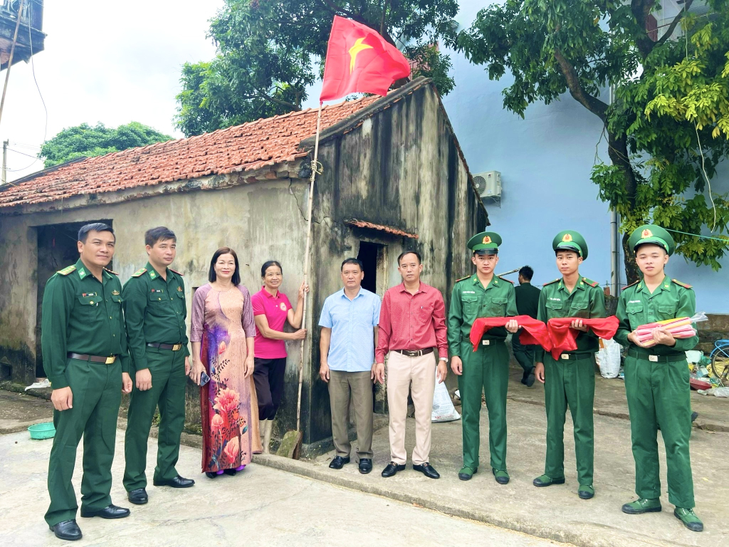 Đồn Biên phòng cửa khẩu Cảng Vạn Gia – Thành phố Móng Cái trao tặng cờ Tổ quốc cho người dân tại xã Vĩnh Trung – Thành phố Móng Cái.