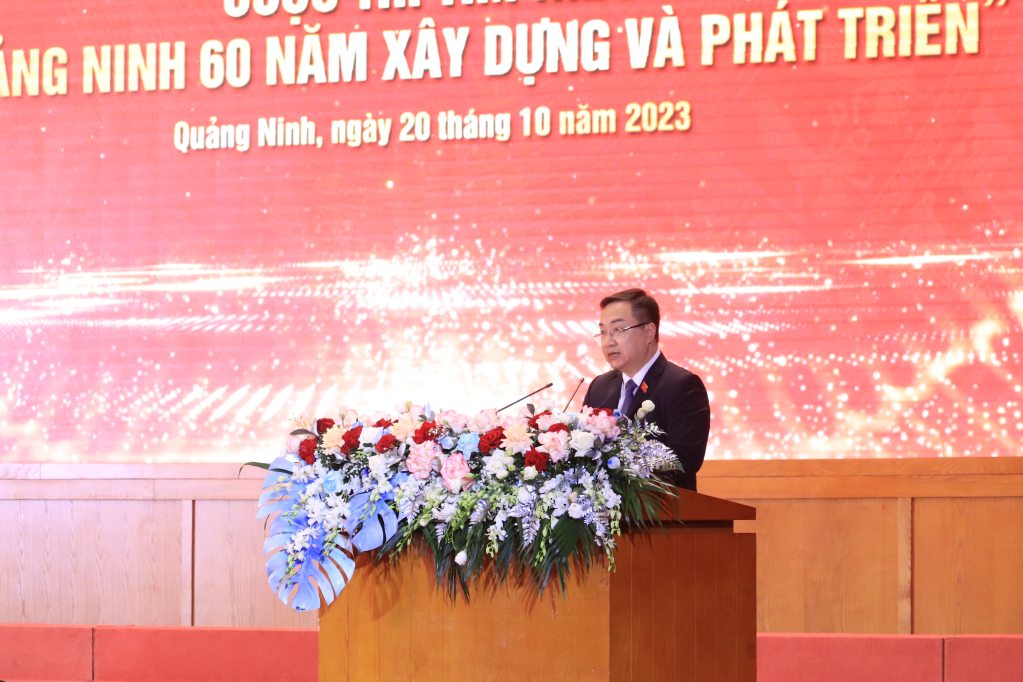 Đồng chí Đặng Xuân Phương, Phó Bí thư Tỉnh ủy, Trưởng BTC Cuộc thi phát biểu tại hội nghị. 