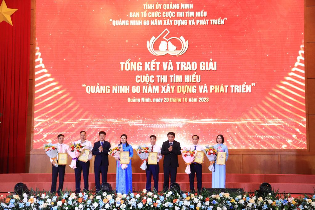  BTC tặng Giấy chứng nhận và phần thưởng cho các tập thể và  cá nhân đoạt giải cuộc thi trắc nghiệm. 