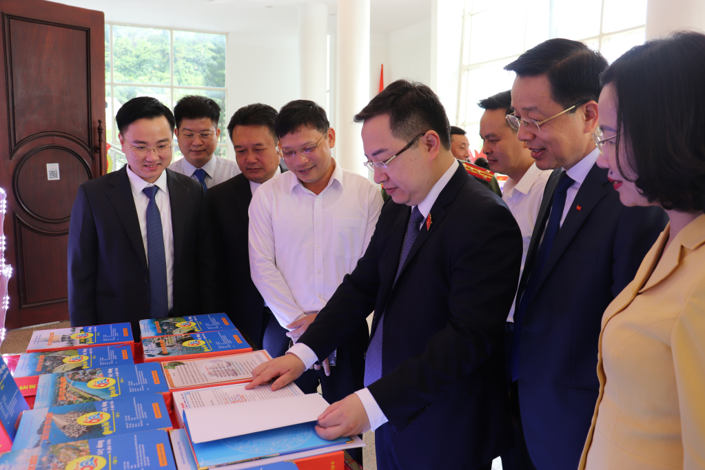 Lãnh đạo tỉnh tham quan khu trưng bày bài thi. 