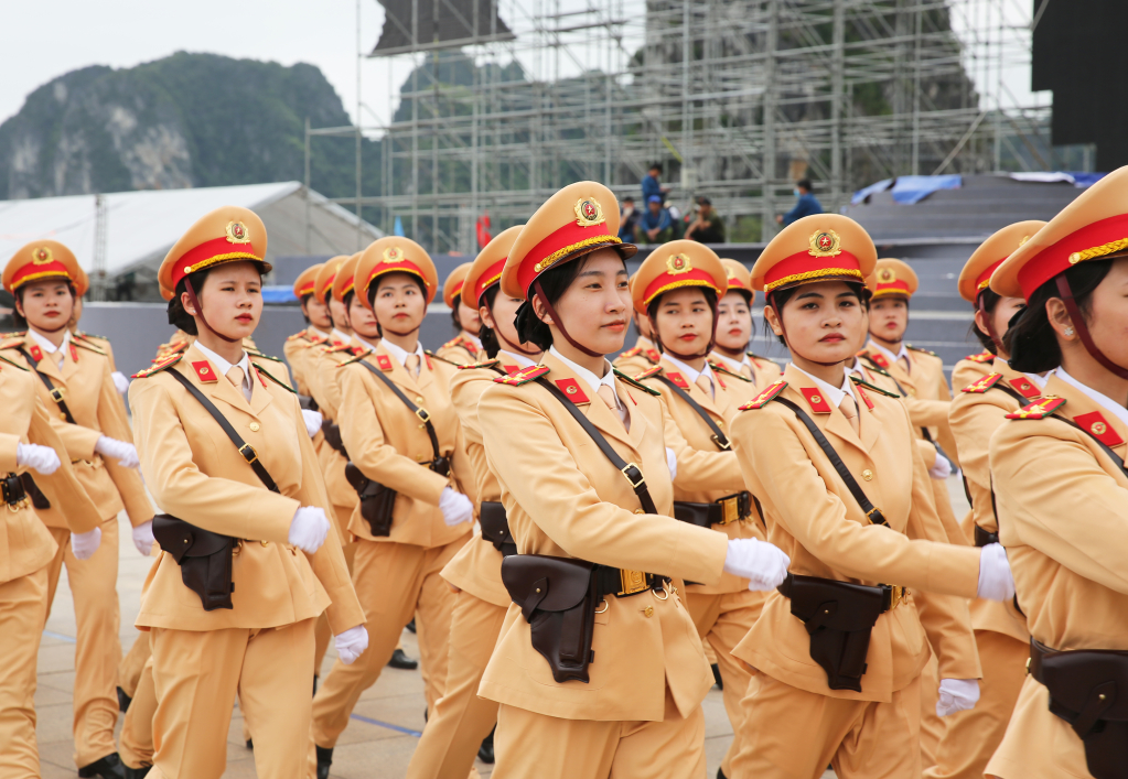 Nét mặt tươi tắn, rạng ngời của những nữ chiến sĩ CAND tham gia diễu binh, diễu hành.