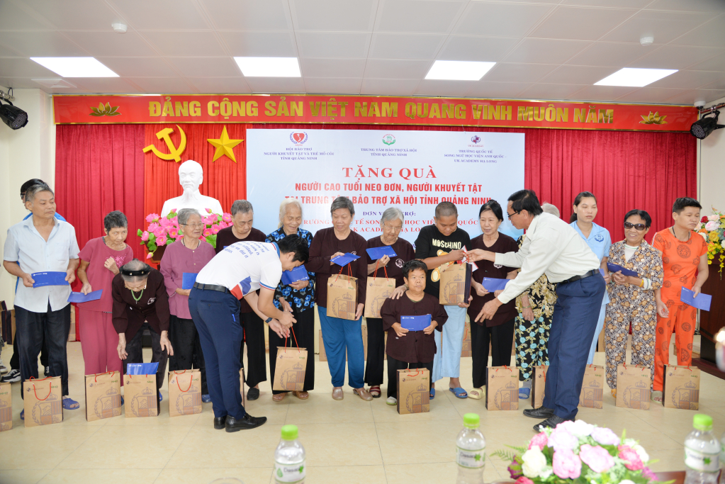 Lãnh đạo Hội Báo trợ người khuyết tật và trẻ mồ côi tinh Quảng Ninh; Trường Quốc tế song ngữ Học viện Anh quốc - UK Academy Hạ Long  tặng quà cho người khuyeert tật, người già neo đơn.
