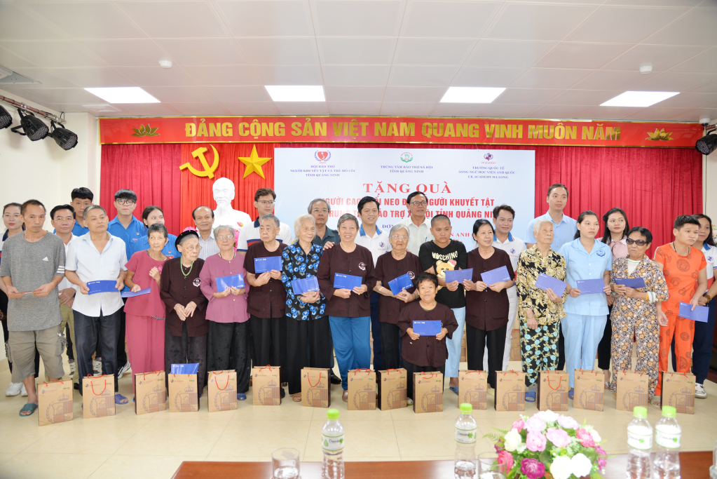 Hội Báo trợ người khuyết tật và trẻ mồ côi tinh Quảng Ninh; Trường Quốc tế song ngữ Học viện Anh quốc - UK Academy Hạ Long tặng quà cho người khuyết tật, người già neo đơn.