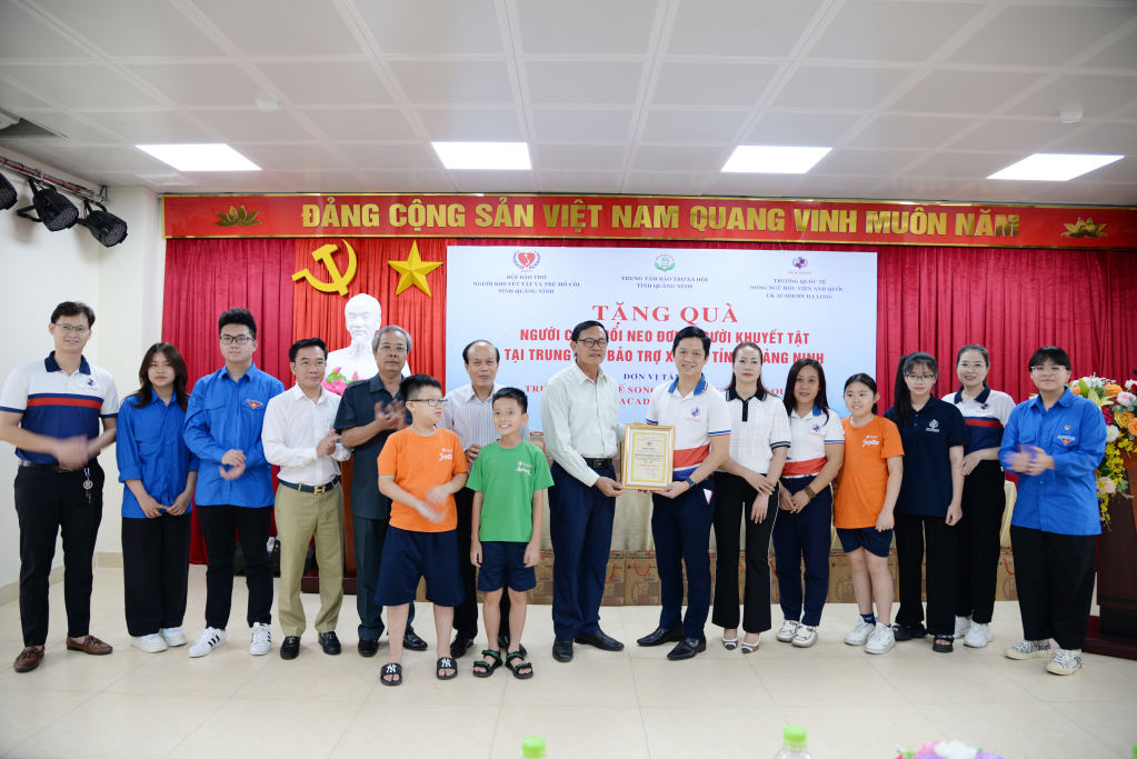 Lãnh đạo Hội Báo trợ người khuyết tật và trẻ mồ côi tinh trao giấy ghi nhận tấm lòng nhân ái cho Trường Quốc tế song ngữ Học viện Anh quốc - UK Academy Hạ Long. 