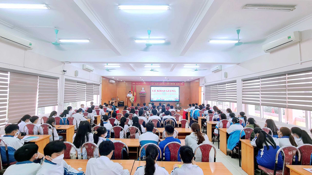 TX Đông Triều khai giảng lớp bồi dưỡng nhận thức về Đảng cho học sinh các trường THPT và trung tâm GDNN-GDTX trên địa bàn, tháng 3/2023. Ảnh: Trung tâm TT-VH Đông Triều.
