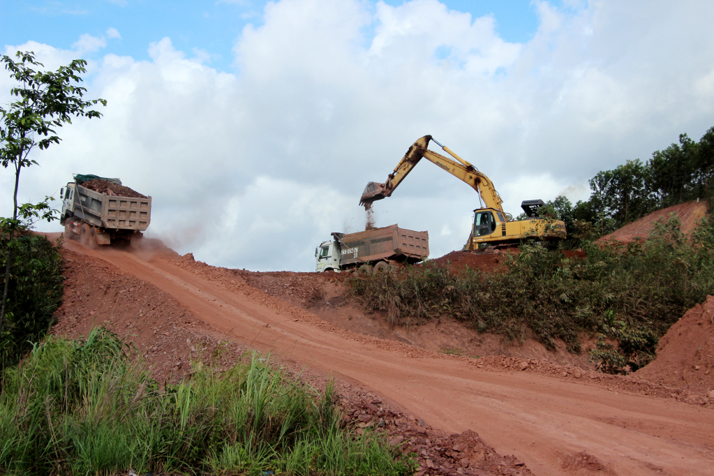 Sử dụng nguồn đất đồi thi công dự án tuyến đường nối cầu 3 Vân Đồn đến khu tái định cư xã Đoàn Kết (huyện Vân Đồn).