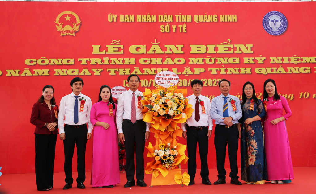Đồng chí Vũ Văn Diện, Phó Chủ tịch UBND tỉnh tặng hoa chúc mừng tập thể Ban lãnh đạo Bệnh viện Lão khoa - Phục hồi chức năng tỉnh Quảng Ninh.
