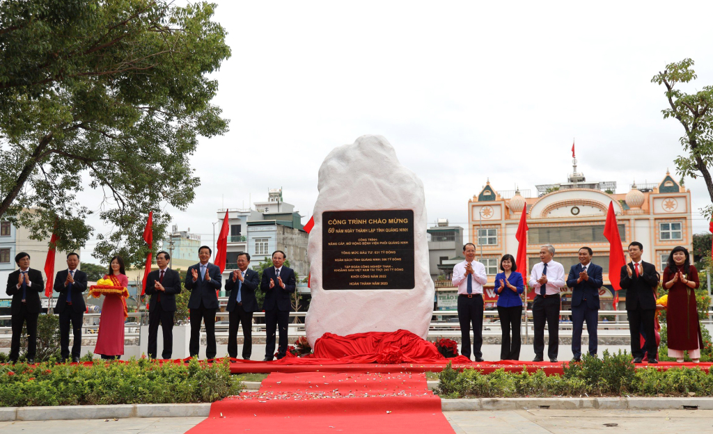 Các đại biểu gắn biển công trình Bệnh viện Phổi Quảng Ninh chào mừng 60 năm thành lập tỉnh.