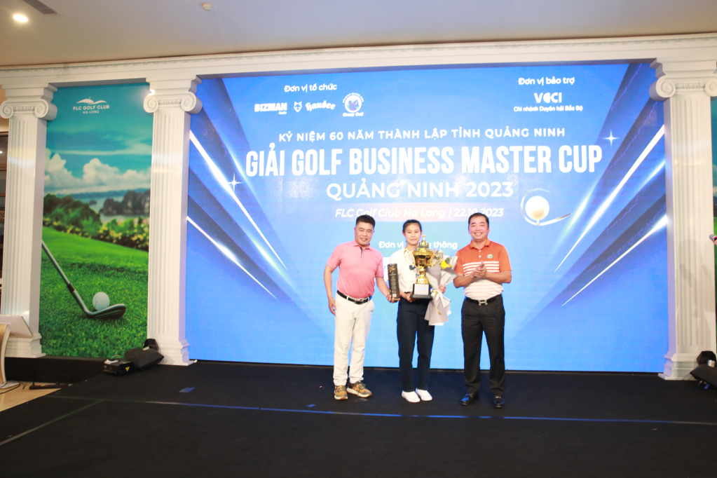 Ban Tổ chức trao giải cho golfer nữ Nguyễn Thị Lan đã giành giải vô địch nữ xuất sắc nhất.