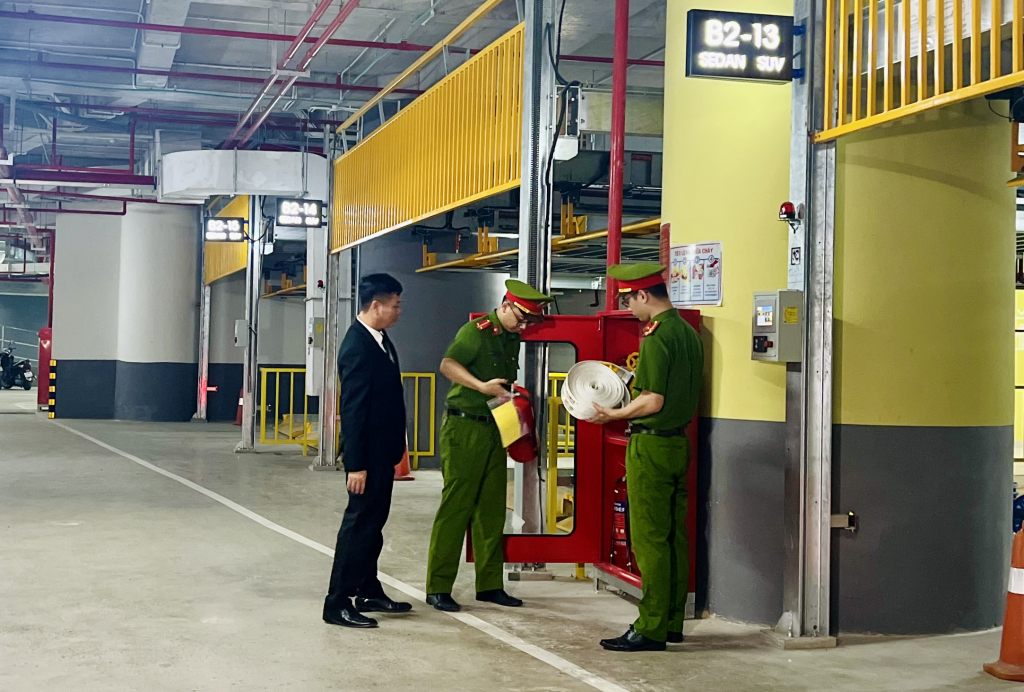 Cảnh sát PCCC&CNCH kiểm tra phương tiện PCCC tại tòa nhà À La Carte.