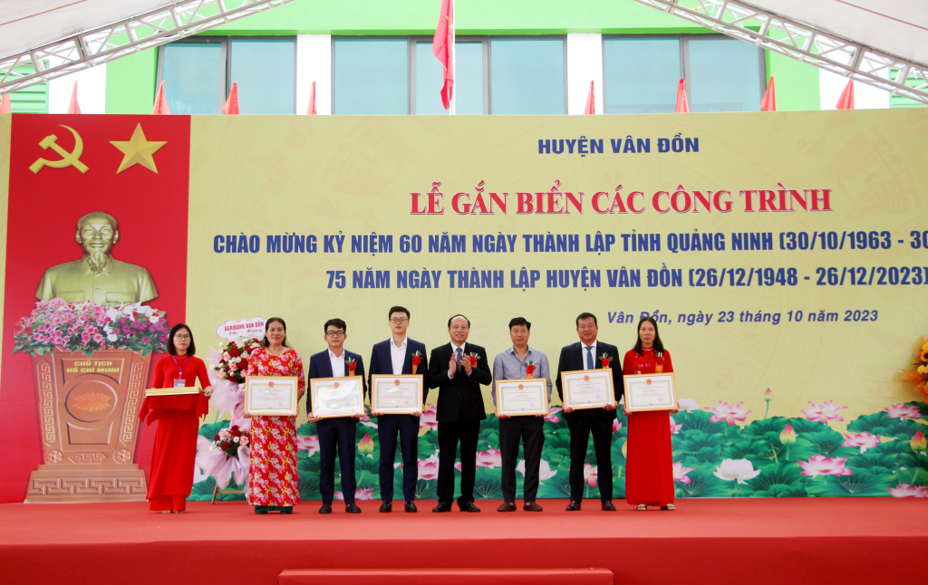 Lãnh đạo huyện Vân Đồn tặng giấy khen cho tập thể, cá nhân có thành tích xuất sắc trong thực hiện các dự án, công trình gắn biển chào mừng Kỷ niệm 60 năm Ngày thành lập tỉnh.