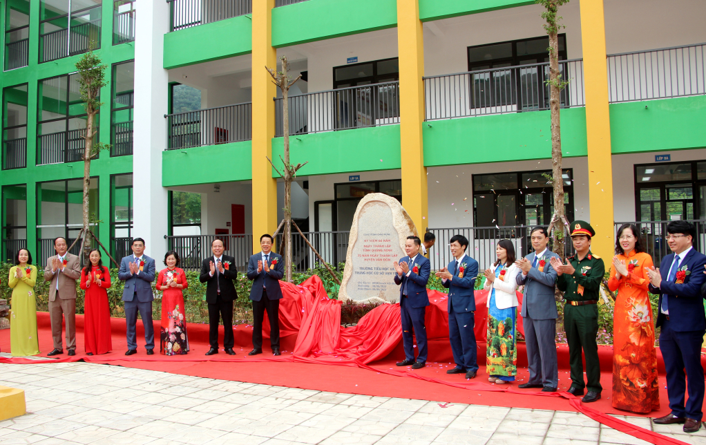 Các đại biểu thực hiện nghi thức gắn biển công trình Trường Tiểu học và THCS xã Vạn Yên.