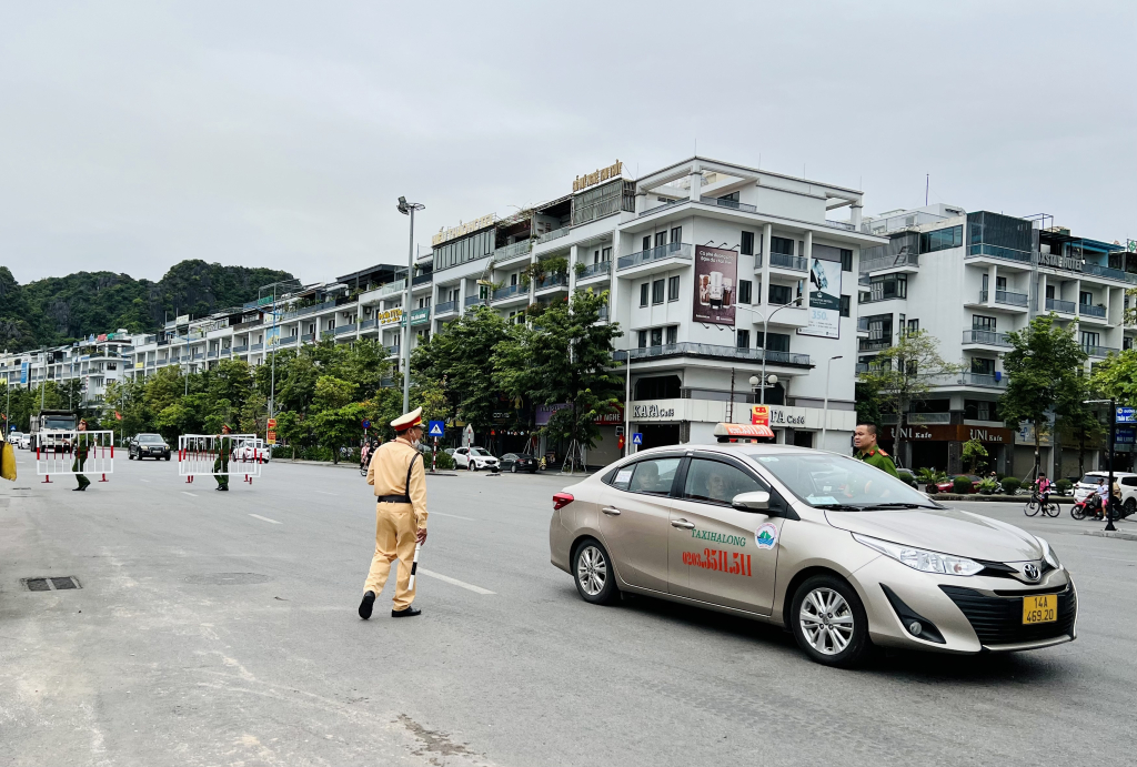 Lực lượng Cảnh sát giao thông (Công an TP Hạ Long) phân luồng phương tiện khu vực Quảng trường 30/10 trong những ngày diễn ra tập luyện diễu binh, diễu hành.
