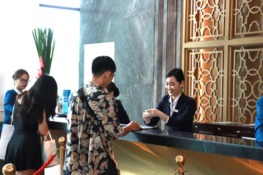 Du khách làm thủ tục nhận phòng tại khách sạn FLC Hạ Long.