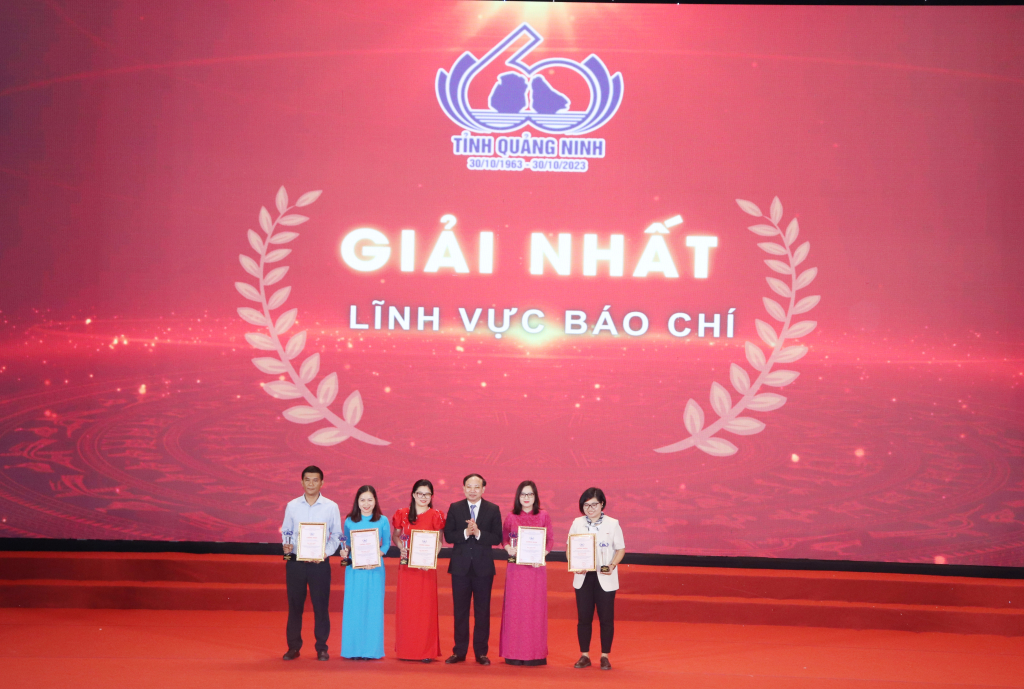 Đồng chí Nguyễn Xuân Ký, Ủy viên Trung ương Đảng, Bí thư Tỉnh ủy, Chủ tịch HĐND tỉnh trao tặng Giấy khen cho các tác giả, nhóm tác giả đạt giải Nhất lĩnh vực Báo chí. 