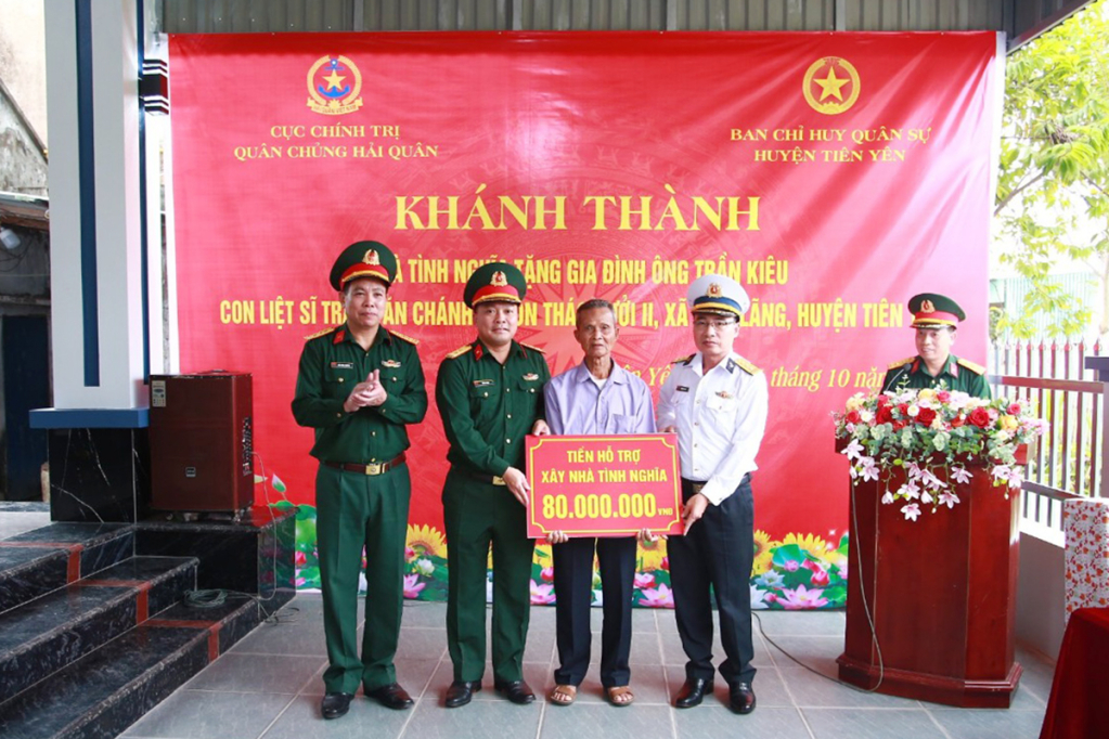 Các đại biểu trao tặng kinh phí hỗ trợ xây nhà mới cho gia đình ông Trần Kiêu.