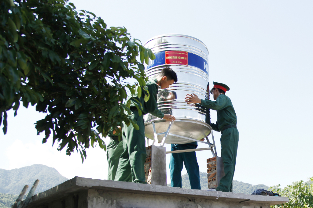Ban CHQS TP Móng Cái tặng 20 bồn chứa nước inox (1.000lít/chiếc) cho 20 hộ gia đình có hoàn cảnh khó khăn tại thôn Pò Hèn, xã Hải Sơn. 
