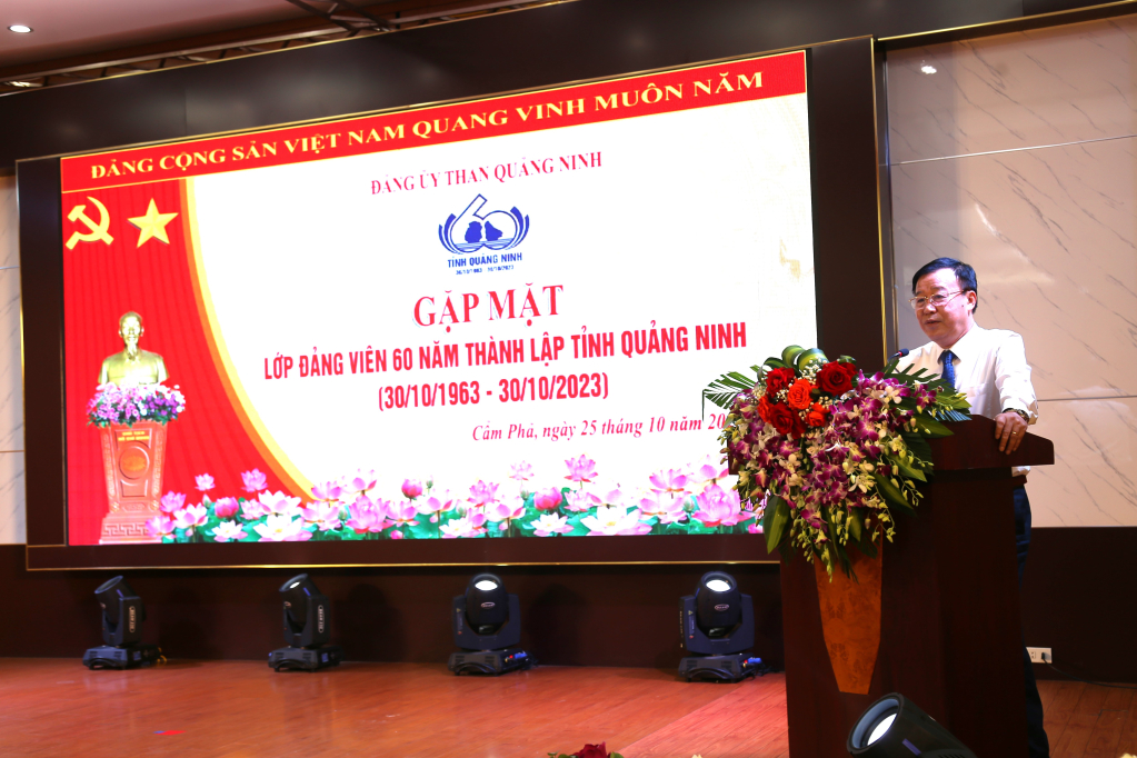 Đồng chí Nguyễn Mạnh Tường, Phó Bí thư thường trực Đảng ủy Than Quảng Ninh phát biểu ôn lại truyền thống lịch sử ngành than, đóng góp chung vào sự phát triển của tỉnh Quảng Ninh