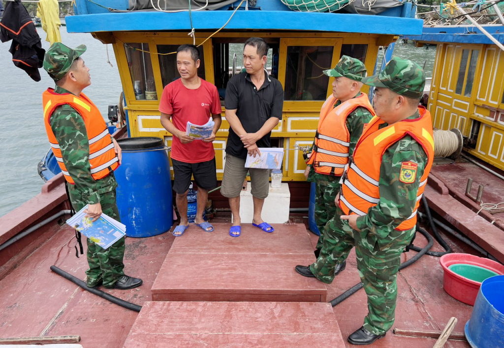 Đồn BP cửa khẩu cảng Hòn Gai tuyên truyền Luật Biên phòng cho ngư dân trên địa bàn TP Hạ Long.