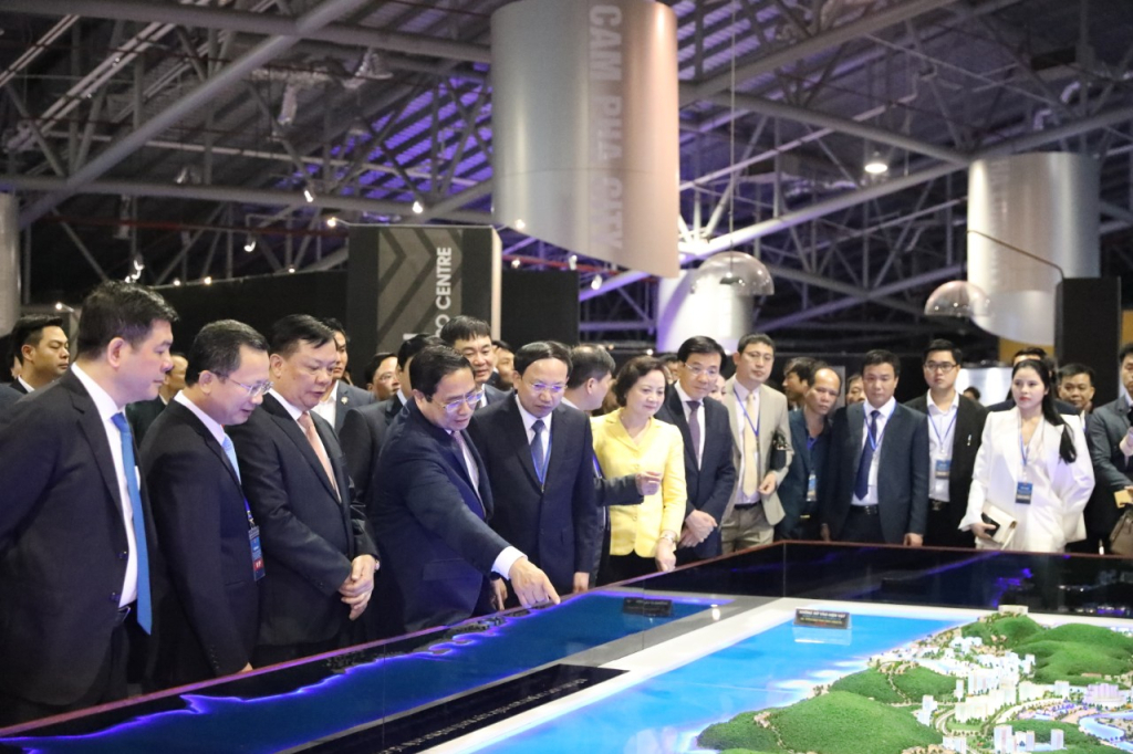 Thủ tướng Chính phủ Phạm Minh Chính cùng các đại biểu tham quan khu trưng bày Quy hoạch tỉnh Quảng Ninh, tháng 2/2023.