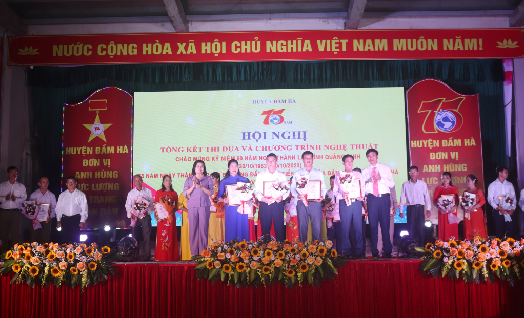 Các đồng chí lãnh đạo Uỷ ban MTTQ Việt Nam tỉnh Quảng Ninh và lãnh đạo huyện trao giải cho các đơn vị đạt giải Nhì Cuộc thi 75 tuyến đường xanh - sạch - đẹp.