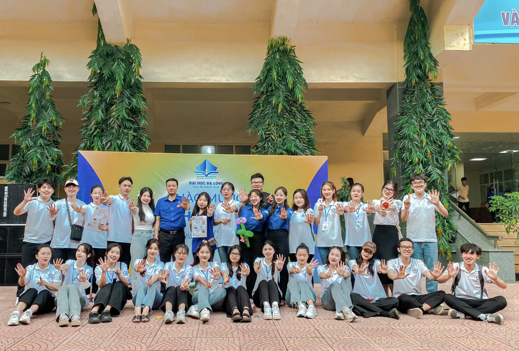 Đặng Tâm Nhi cùng các thành viên CLB Sinh viên 5 tốt của Trường Đại học Hạ Long tham gia các hoat động của đoàn thanh niên.