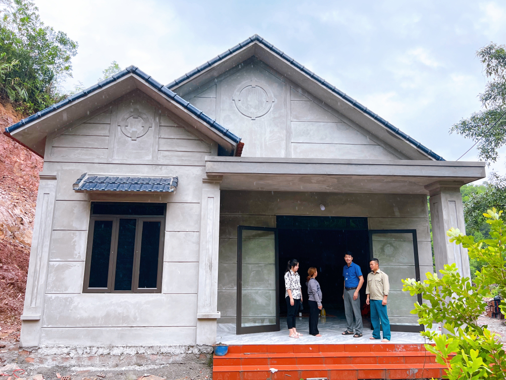 Cũng như 400 hộ được sửa chữa, xây dựng nhà ở mới, vợ, chồng anh Trương Văn Minh (thôn Thủy Cơ, xã Tiên Lãng, huyện Tiên Yên) vui mừng, phấn khởi trong ngôi nhà mới vừa hoàn thành.