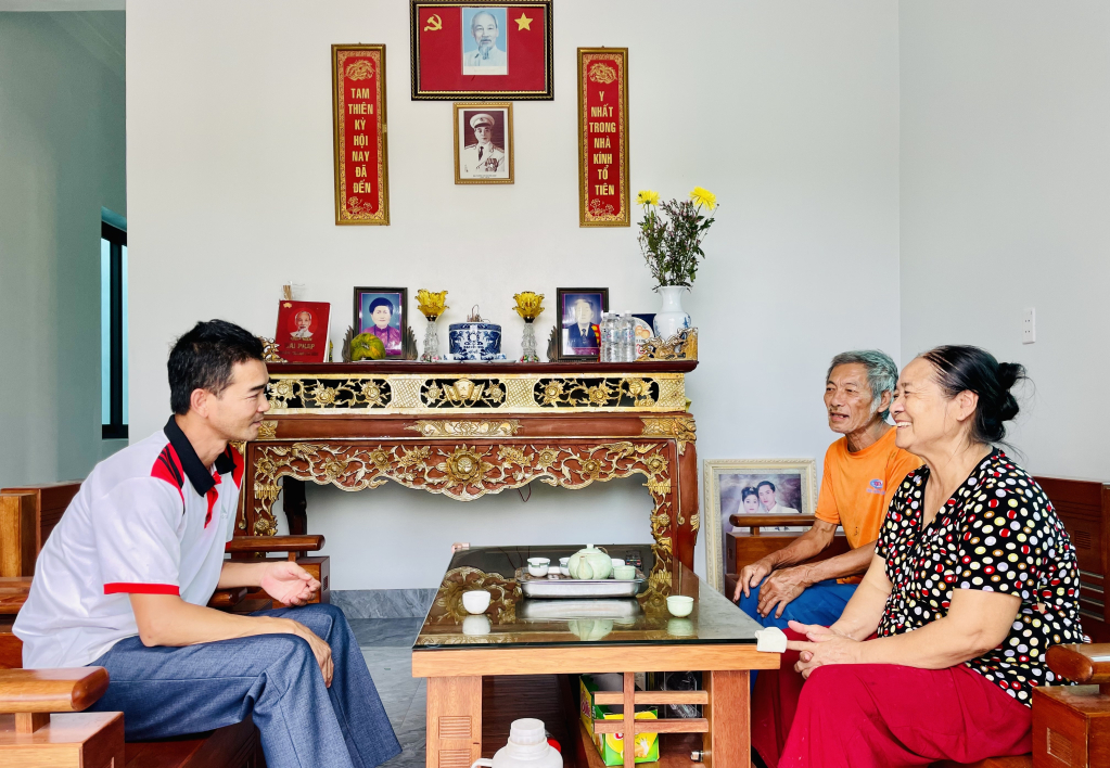Gia đình bà Phạm Thị Xuân (khu Lạc Thanh, phường Yên Thanh, TP Uông Bí) phấn khởi chia sẻ niềm vui về ngôi nhà mới. 
