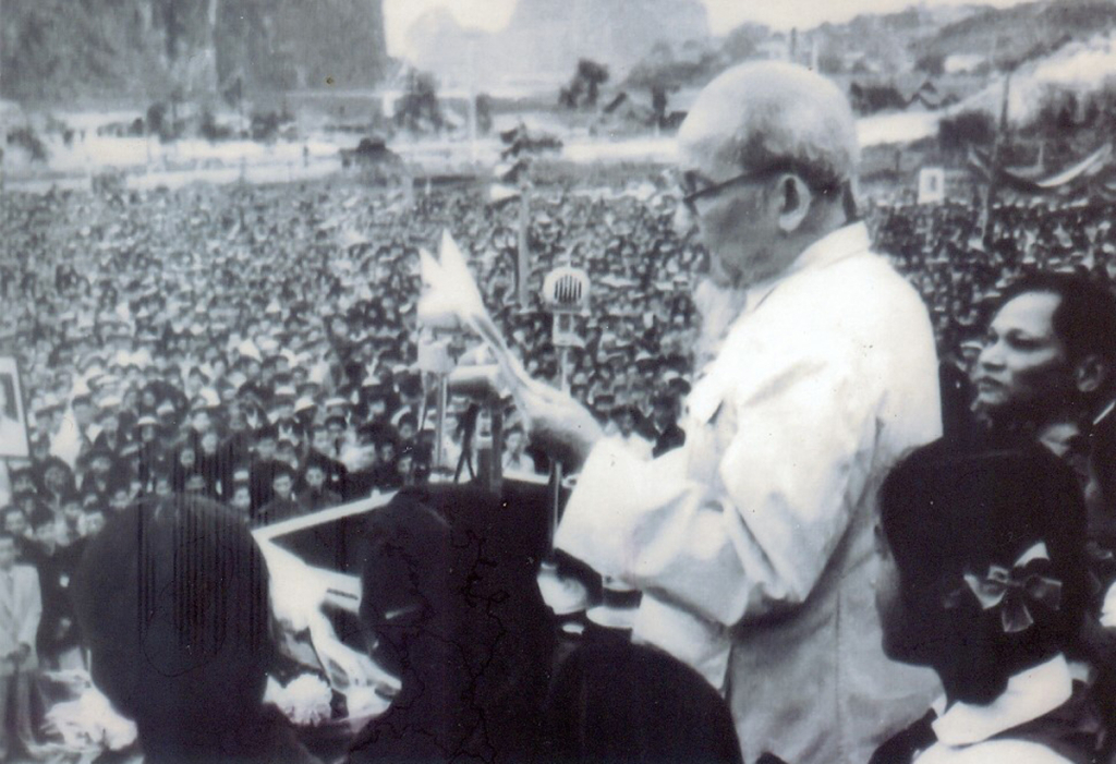Sinh thời, Chủ tịch Hồ Chí Minh đã 9 lần về thăm, làm việc với Đảng bộ, chính quyền, quân và nhân dân các dân tộc tỉnh Quảng Ninh (Trong ảnh: Bác Hồ nói chuyện với nhân dân Hồng Quảng, ngày 2-2-1965)_Ảnh: Tư liệu