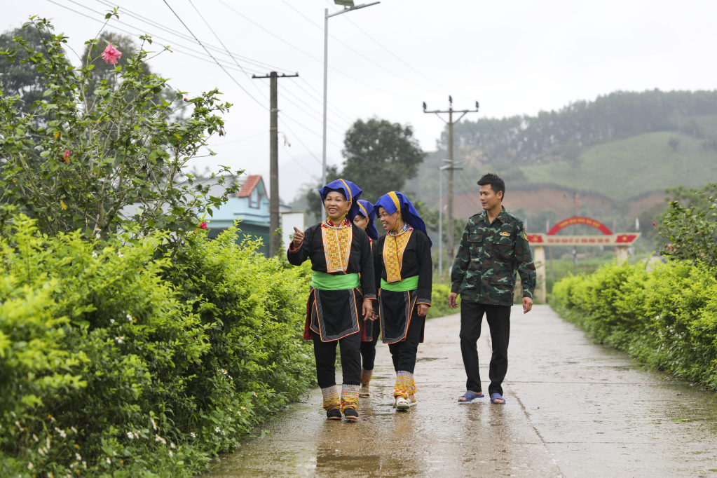 Tuyến đường nông thôn mới xanh sạch tại huyện vùng cao Ba Chẽ.