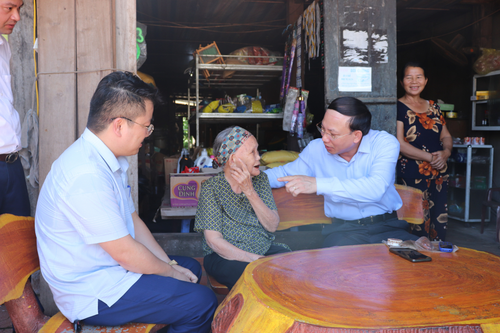 Đồng chí Bí thư Tỉnh ủy thăm hỏi đời sống người dân xã Đạp Thanh, huyện Ba Chẽ.
