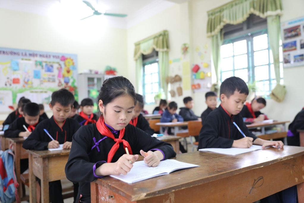 Học sinh Trường Tiểu học và THCS Đại Dực, Tiên Yên.