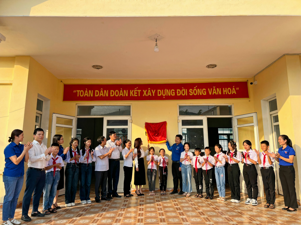 Hội Sinh viên tỉnh Quảng Ninh gắn biển công trình thanh niên nhà văn hóa thông minh tại thôn Vườn Cau, xã Sơn Dương (TP Hạ Long).