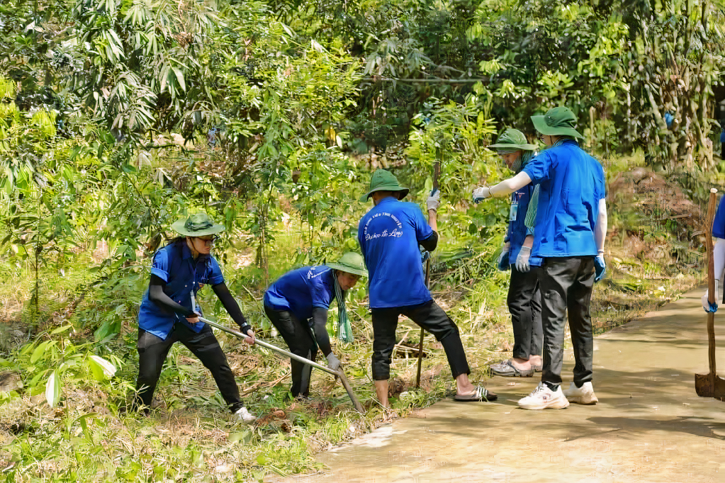 Sinh viên trường ĐH Hạ Long tổ chức chương trình mùa hè xanh tình nguyện tại xã Quảng An, huyện Đầm Hà.
