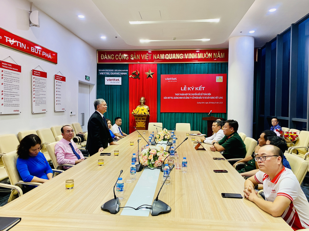 Đại diện lãnh đạo Công ty CP Đầu tư và Xây dựng Việt Long cho biết sẽ ứng dụng toàn diện các giải pháp viễn thông và CNTT vào hoạt động sản xuất của đơn vị. Ảnh Hoàng Nga