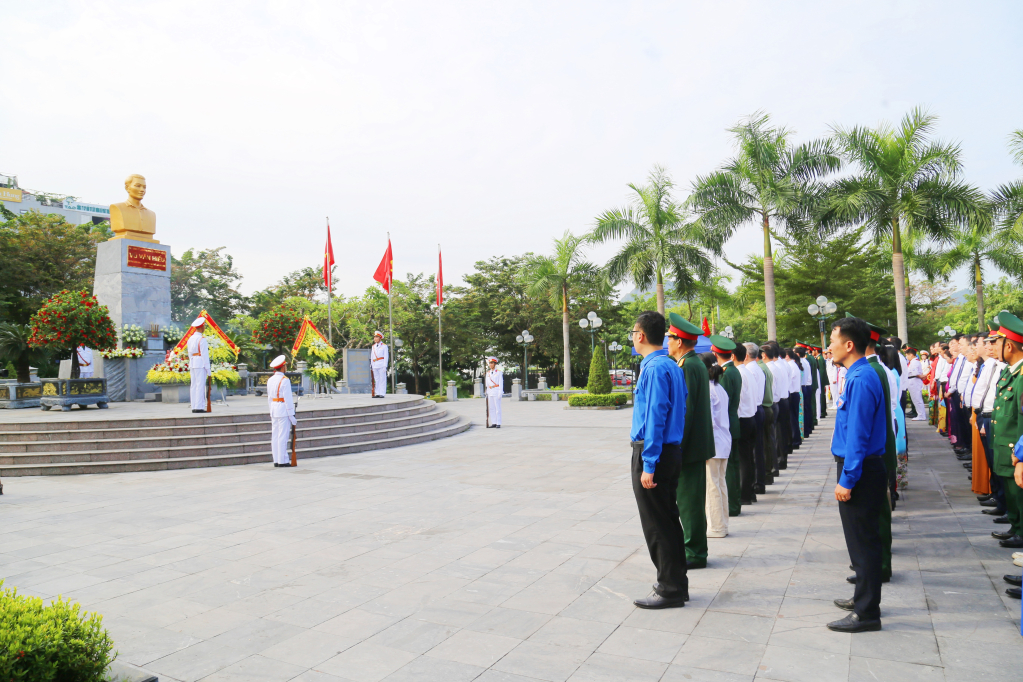 Đoàn đại biểu dành một phút mặc niệm tưởng nhớ công ơn của đồng chí Vũ Văn Hiếu, Bí thư Đặc khu ủy đầu tiên Khu mỏ Quảng Ninh.