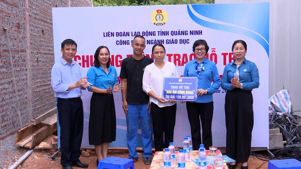 Công đoàn ngành Giáo dục tỉnh Quảng Ninh trao kinh phí hỗ trợ xây dựng “Mái ấm công đoàn” cho đoàn viên khó khăn Lê Thị Nga.
