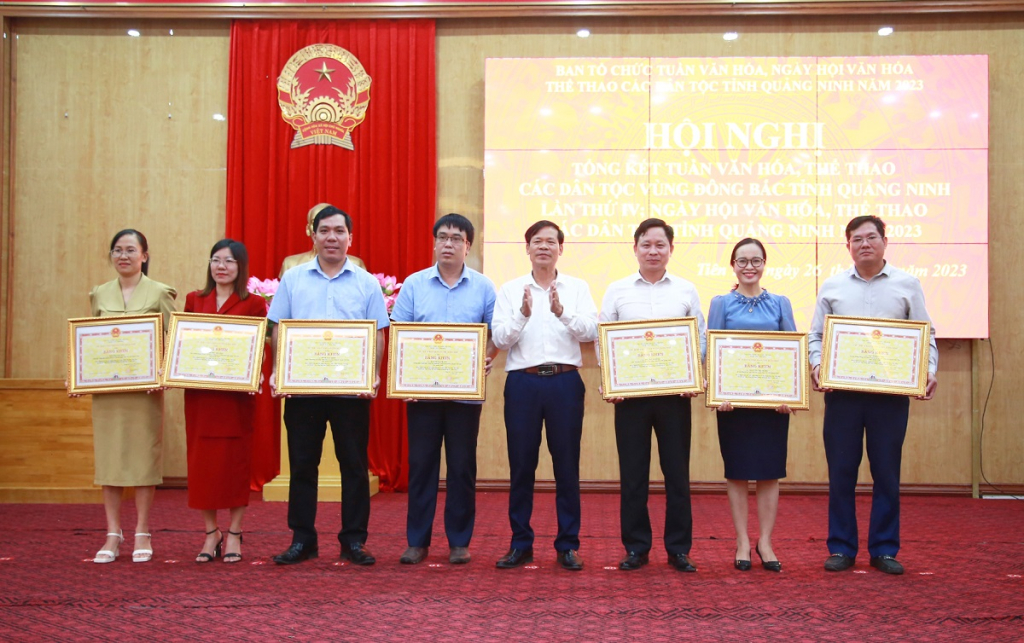 Lãnh đạo huyện Tiên Yên trao Bằng khen của UBND tỉnh cho các cá nhân có thành tích xuất sắc trong công tác tổ chức Tuần Văn hóa Thể thao các dân tộc vùng Đông Bắc tỉnh Quảng Ninh lần thứ IV năm 2023.