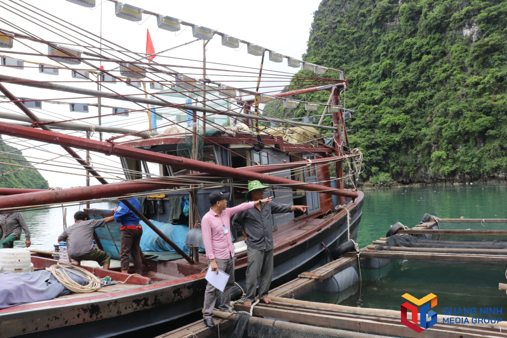 Cán bộ Ban Quản lý Vịnh Hạ Long vận động các hộ dân có tàu thuyền hoạt động trong khu vực làng chài Cửa Vạn di chuyển sang khu vực khác. 