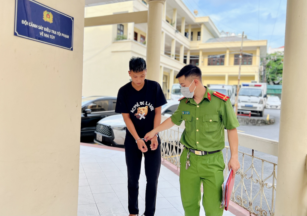 Cảnh sát điều tra tội phạm về ma túy (Công an TP Hạ Long) dẫn giải đối tượng trong đường dây đóng gói và buôn bán trái phép thuốc lá chill tẩm ma túy.