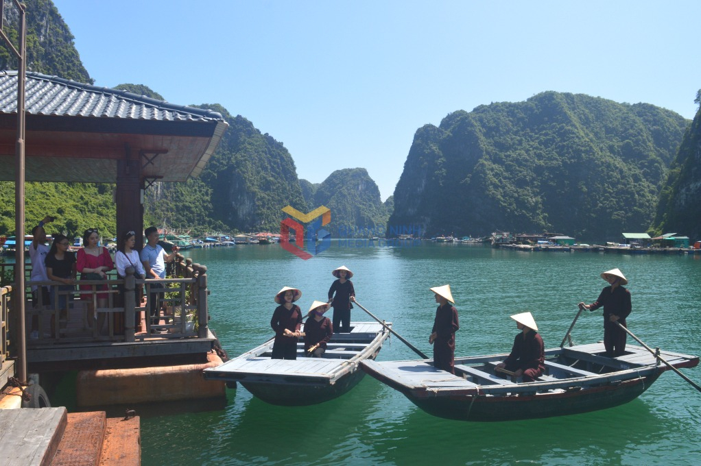 Du khách nghe hát giao duyên, tìm hiểu văn hóa của các ngư dân trên Vịnh Hạ Long.