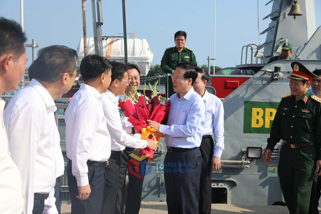 Lãnh đạo huyện và Nhân dân trong huyện đón Chủ tịch nước Võ Văn Thưởng đến thăm huyện đảo.