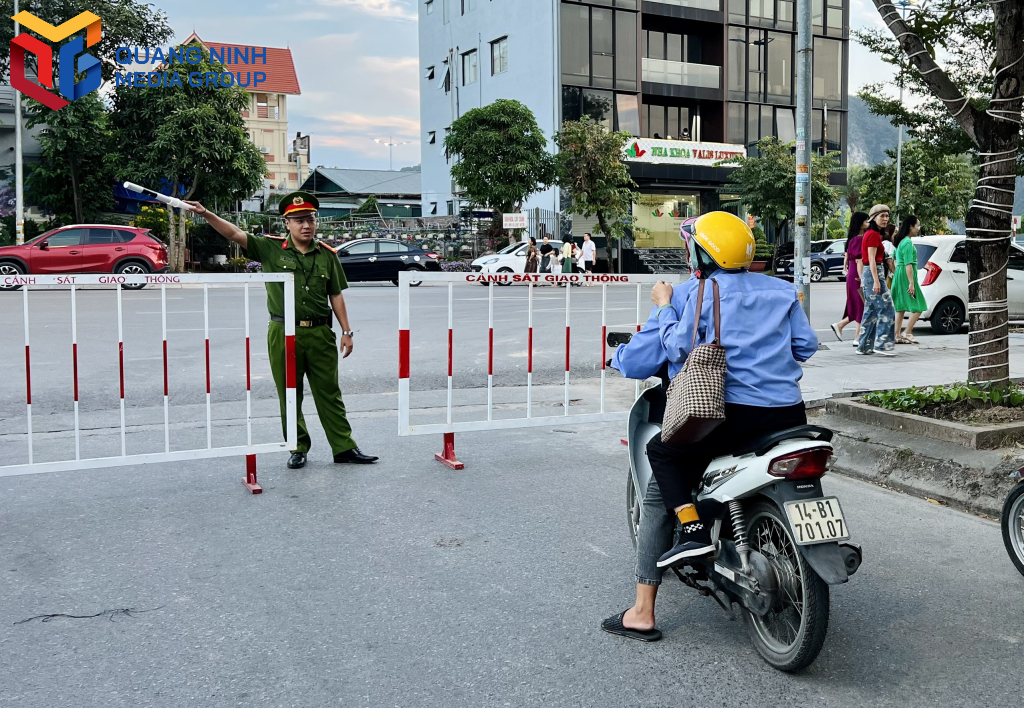 Lực lượng công an hướng dẫn phương tiện chuyển hướng tại một chốt chặn khu vực Đông Bắc.