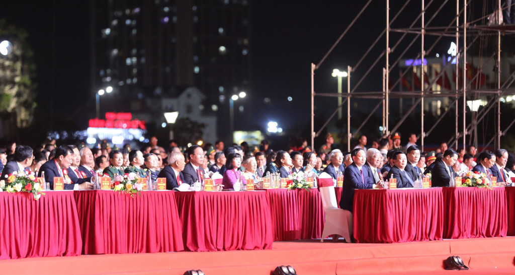Đồng chí Võ Văn Thưởng, Ủy viên Bộ Chính trị, Chủ tịch nước Cộng hòa XHCN Việt Nam cùng các đại biểu dự lễ kỷ niệm 60 năm thành lập tỉnh Quảng Ninh.