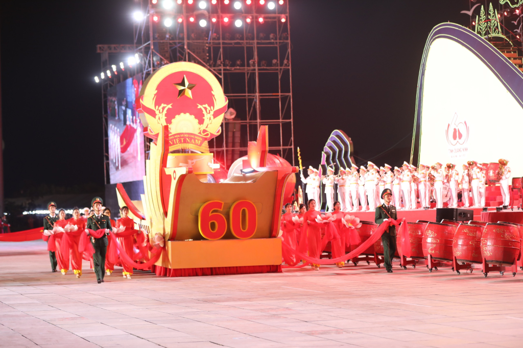 Đi đầu đội hình diễu hành là khối rước Quốc huy nước Cộng hoà xã hội chủ nghĩa Việt Nam.