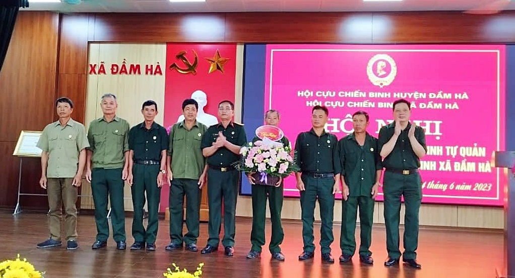 Lãnh đạo Hội CCB huyện Đầm Hà tặng hoa chúng mừng Hội CCB xã Đầm Hà ra mắt mô hình CLB CCB tự quản bảo vệ môi trường (tháng 6/2023).