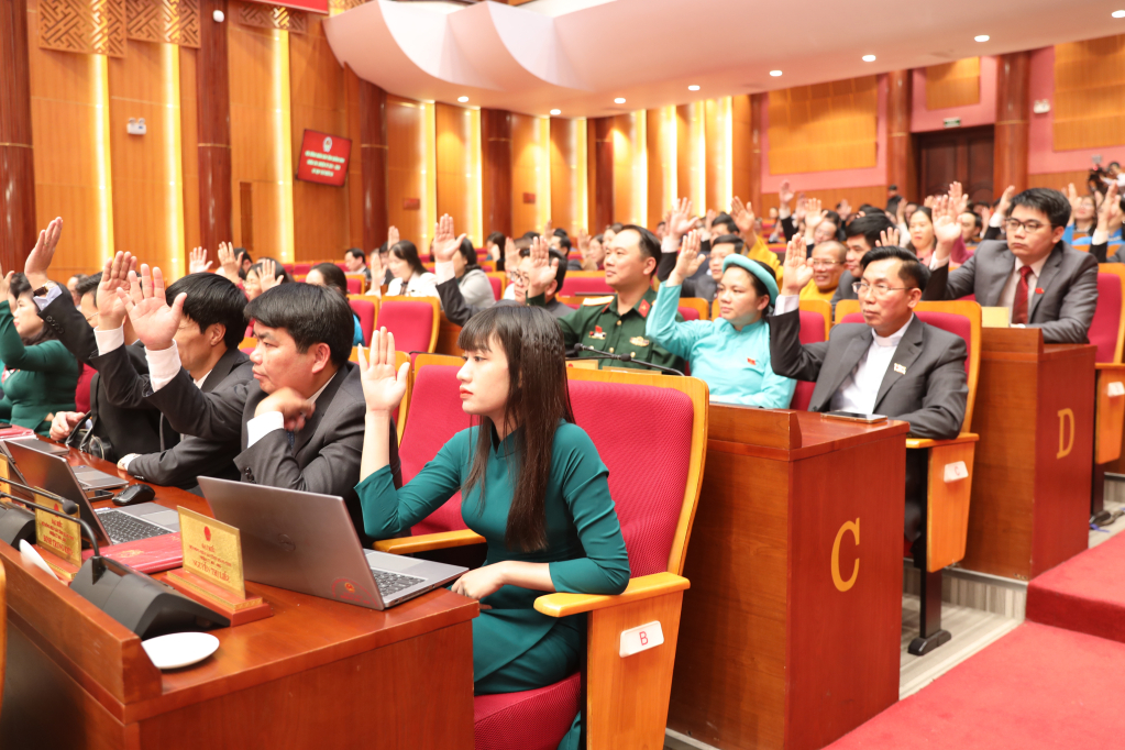 Các đại biểu HĐND tỉnh biểu quyết thông qua các nghị quyết.